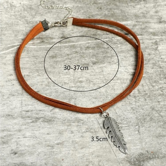 Layered choker suede  and feather pendent - Picture 4 of 6